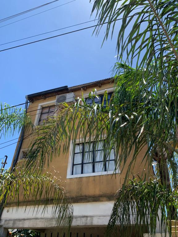 un edificio con ventanas y una palmera en Costa del Uruguay II, en Colón