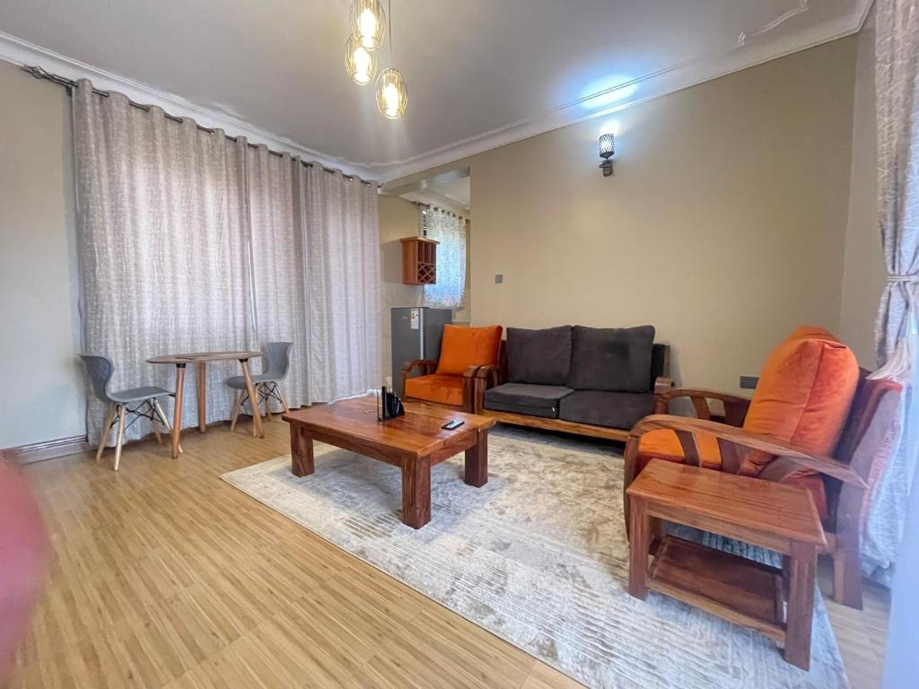 ein Wohnzimmer mit einem Sofa und einem Tisch in der Unterkunft Treat Homies 2 in Kira