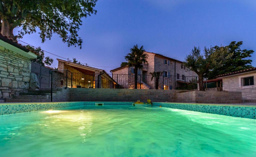 A piscina localizada em Heritage Villa Cranzetti ou nos arredores