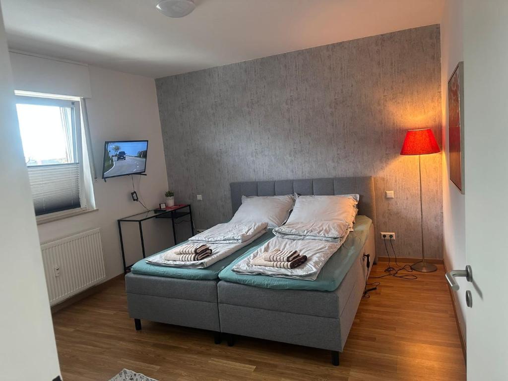 a bedroom with a bed in a room with a window at Schönes Appartement in Rheine Zentrumsnah in Rheine