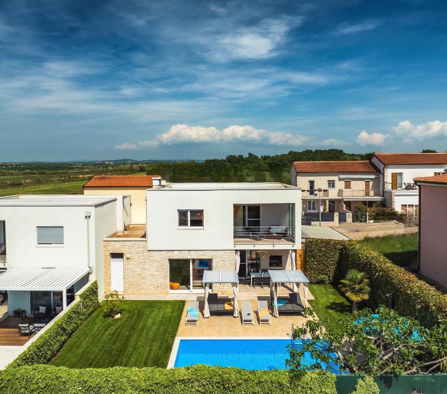 - une vue aérienne sur une maison avec une piscine dans l'établissement Villa Sky Dream, à Novigrad