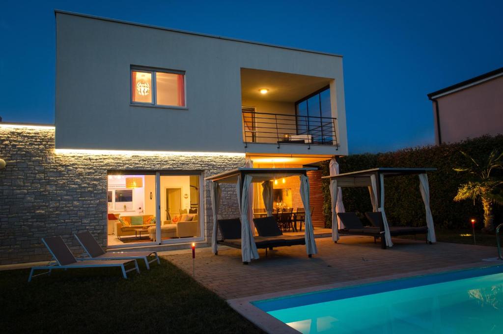 Piscine de l'établissement Villa Sky Dream ou située à proximité
