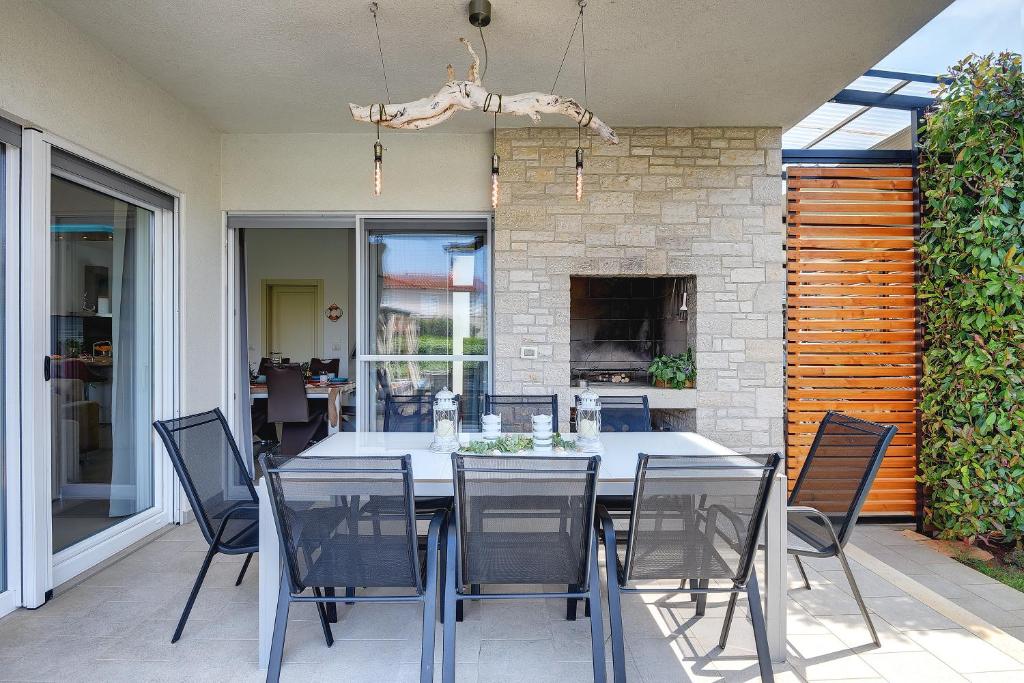 une salle à manger avec une table et des chaises dans l'établissement Villa Sky Dream, à Novigrad