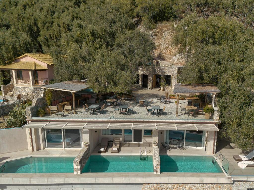 eine Luftansicht eines Hauses mit Pool in der Unterkunft Apolis Villas & Suites Resort in Parga