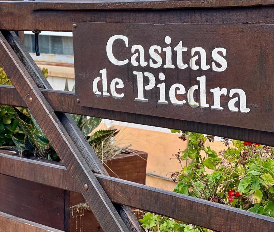 znak, który czyta casitas de piedra w obiekcie Casita de Piedra 11 w mieście Trinidad