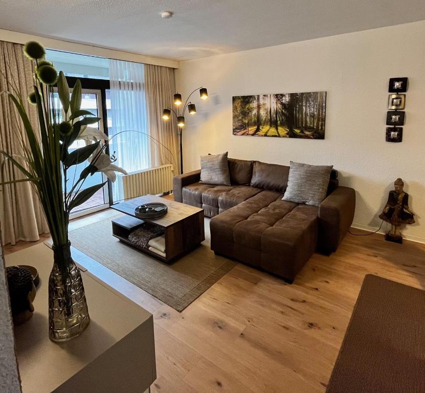 ein Wohnzimmer mit Sofa und Tisch in der Unterkunft Ferienwohnung Mogwitz mit Schwimmbad und Saunanutzung in Bad Harzburg