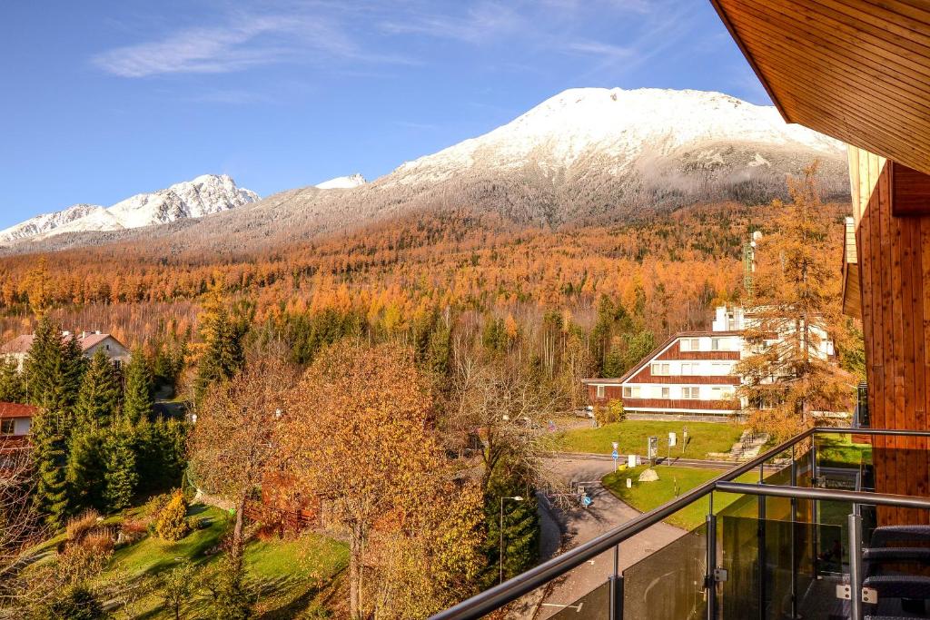 a balcony with a view of a mountain at Hotelový apartmán ALFRED C406 in Vysoke Tatry - Stary Smokovec
