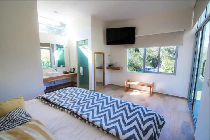 La Laguna的住宿－Siete Cielos，一间卧室配有一张床和一台电视
