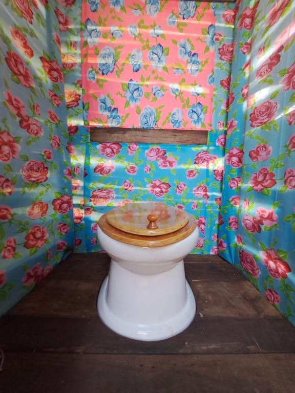 un bagno con servizi igienici e sedile in legno. di Planta Glamp Farm a Santa María Huatulco