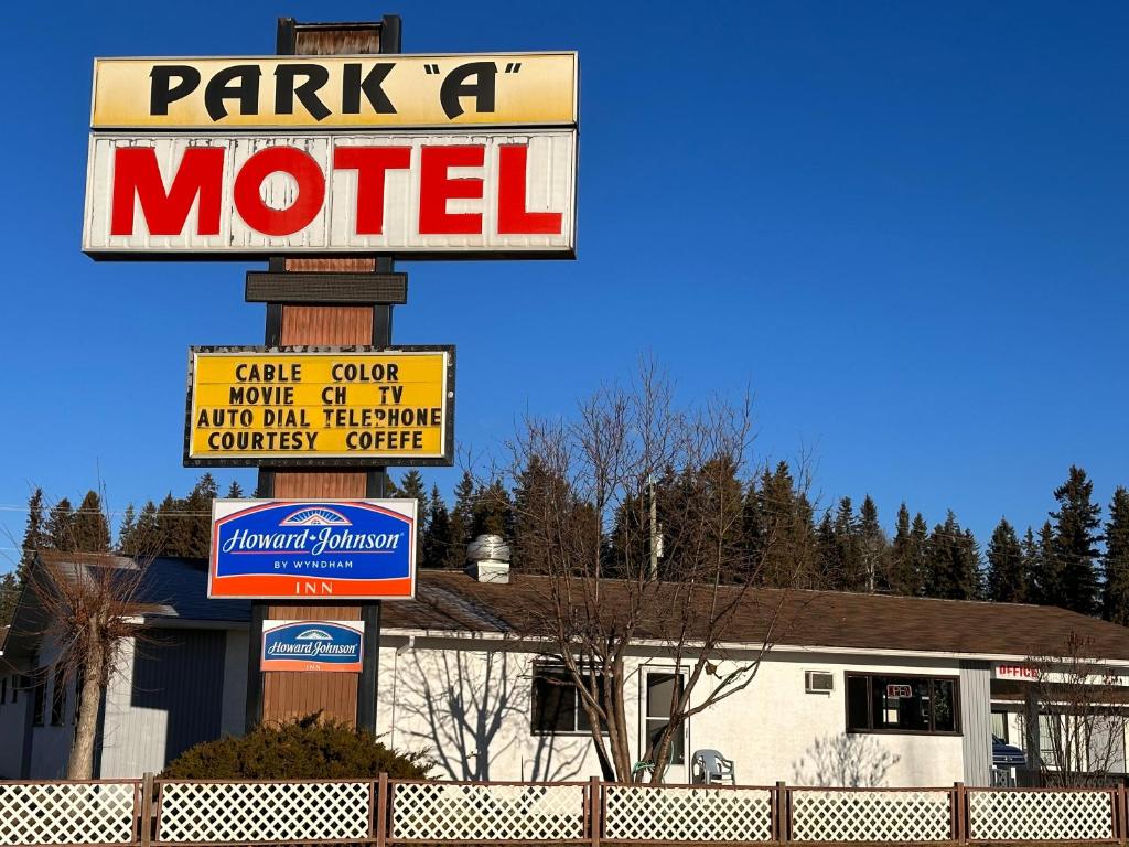 un panneau indiquant un motel devant un bâtiment dans l'établissement Howard Johnson by Wyndham Edson, à Edson