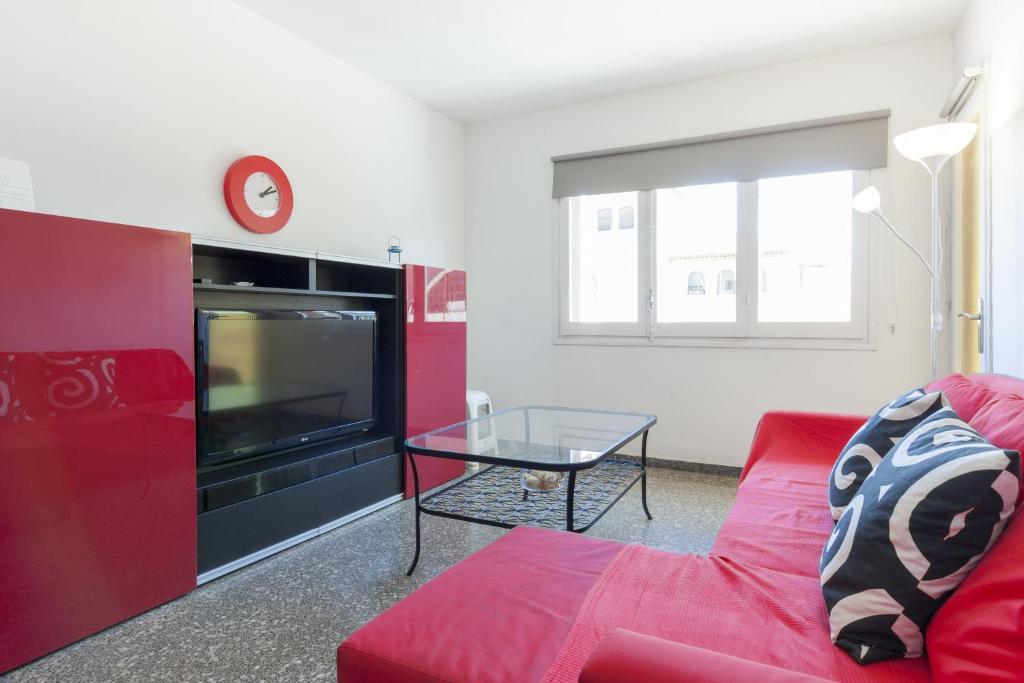 sala de estar con sofá rojo y mesa de cristal en Pubone AT Barberà del Valles, en Barberà del Vallès