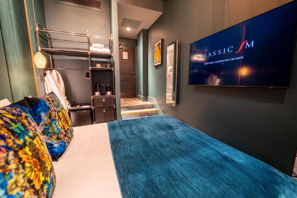 TV a/nebo společenská místnost v ubytování Forty Seven Hotel Manchester, WorldHotels Crafted