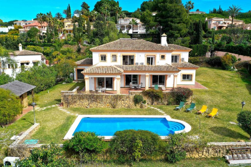 an aerial view of a house with a swimming pool at 1175 villa el paraiso in Estepona