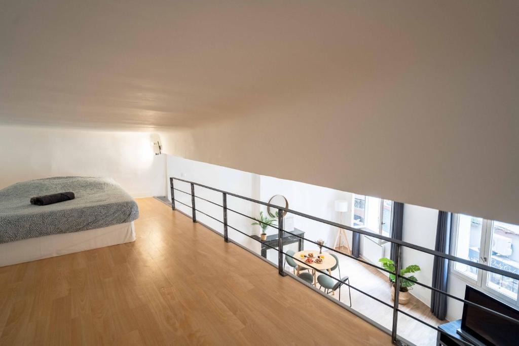 a bedroom with a bed and a balcony at Studio Mezzanine Aumône Vieille in Aix-en-Provence