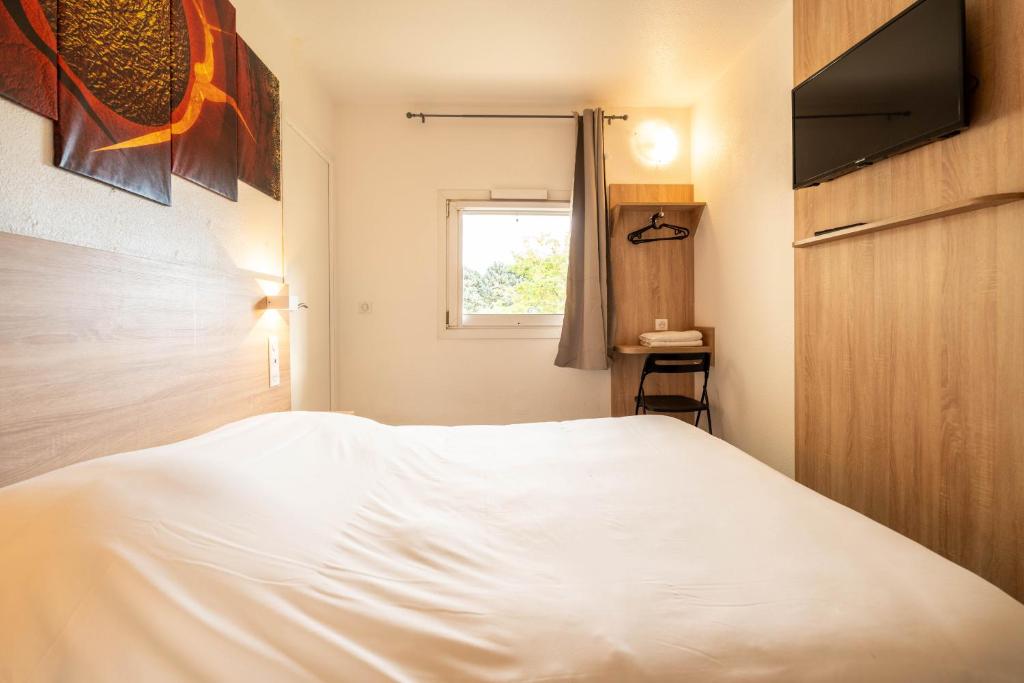 Postel nebo postele na pokoji v ubytování My KB Hôtel Montélimar
