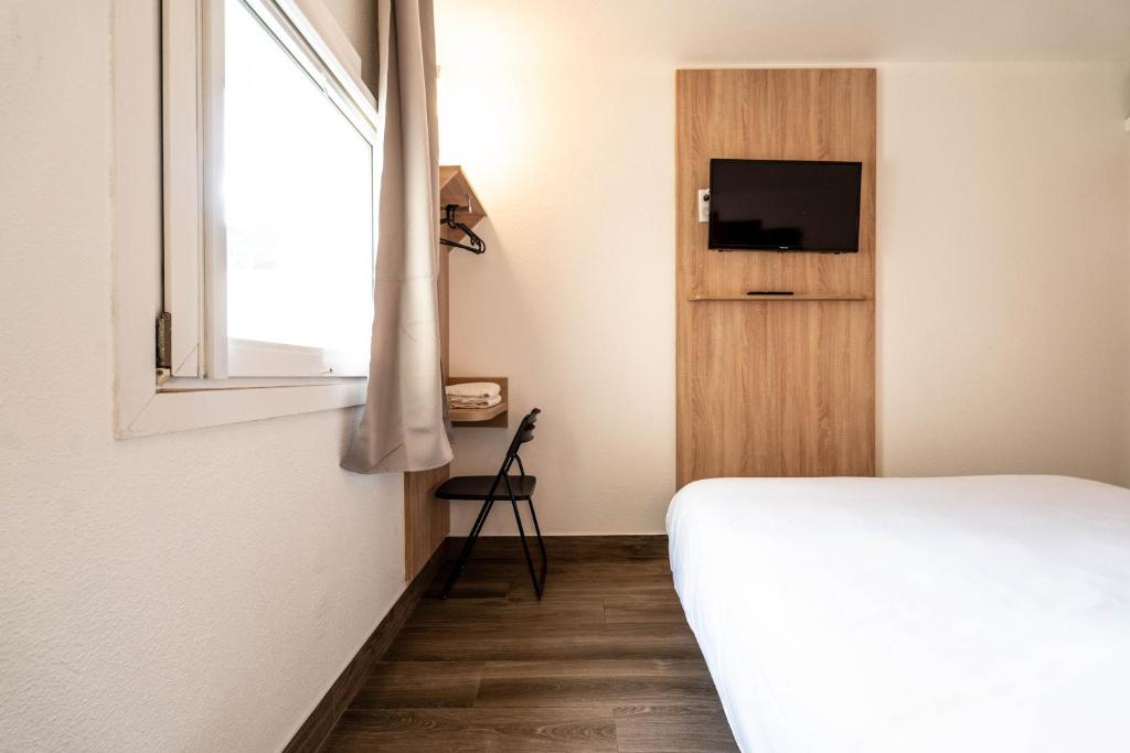 TV a/nebo společenská místnost v ubytování My KB Hôtel Montélimar