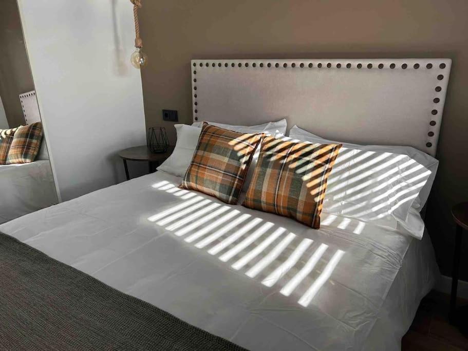 Luminoso y acogedor apartamento tesisinde bir odada yatak veya yataklar