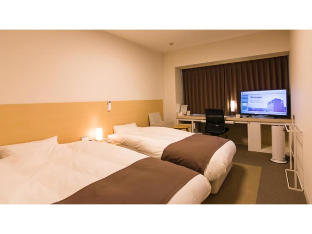 高山的住宿－Spa Hotel Alpina Hida Takayama - Vacation STAY 08476v，酒店客房设有两张床和一张书桌及电视