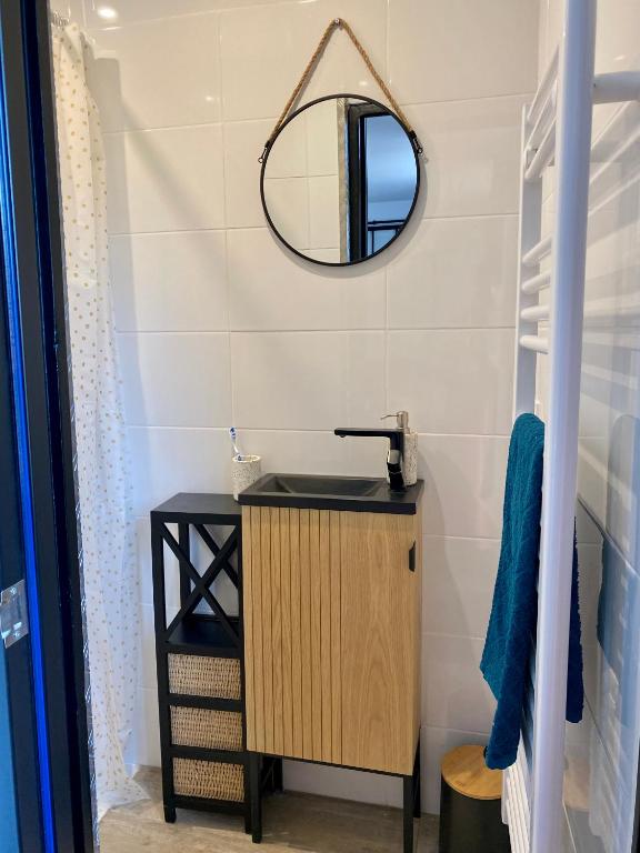 a bathroom with a sink and a mirror at Magnifique appartement 2&#47;4 pers - Le Saint Leo in Saint-Léonard-des-Bois