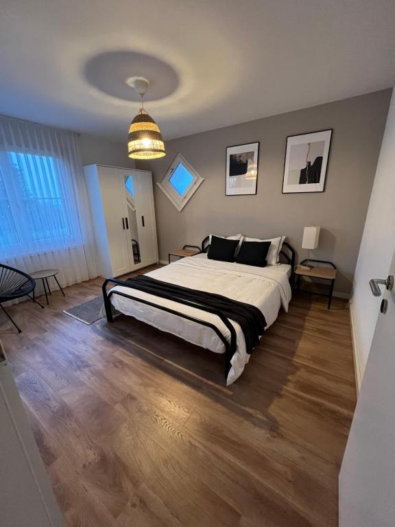 um quarto com uma cama grande num quarto em Black&White Apartment em Uzwil