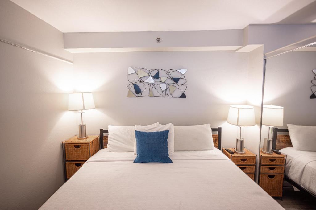 1 dormitorio con 1 cama grande y 2 lámparas en Stay Together Suites on The Strip - 2 Bedroom 1124, en Las Vegas
