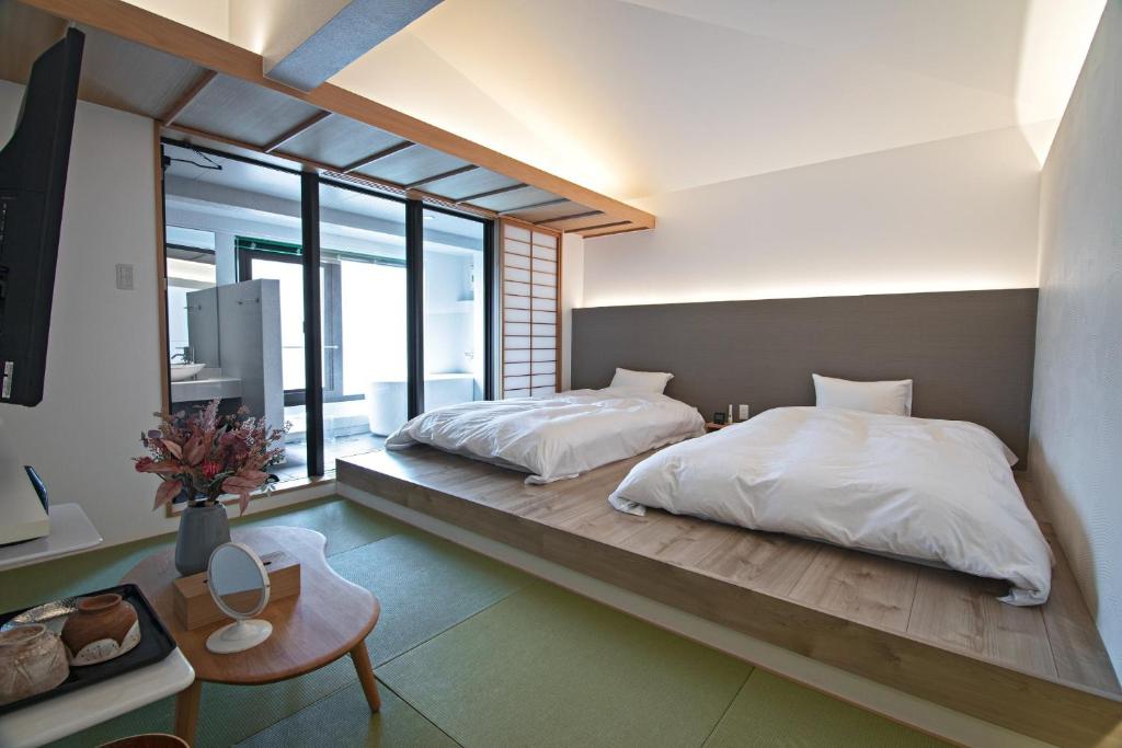 2 letti posti su una panca in una camera da letto di KyotoGosyonishi - Vacation STAY 23016v a Kyoto