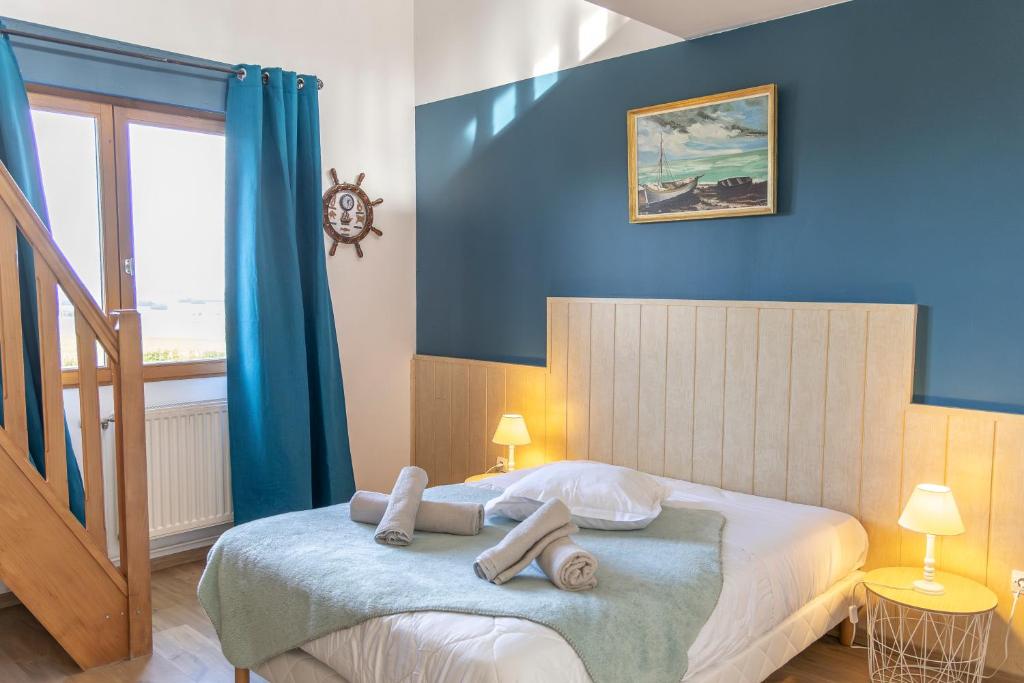 La Ferme Du Grand Air في Fiennes: غرفة نوم عليها سرير وفوط
