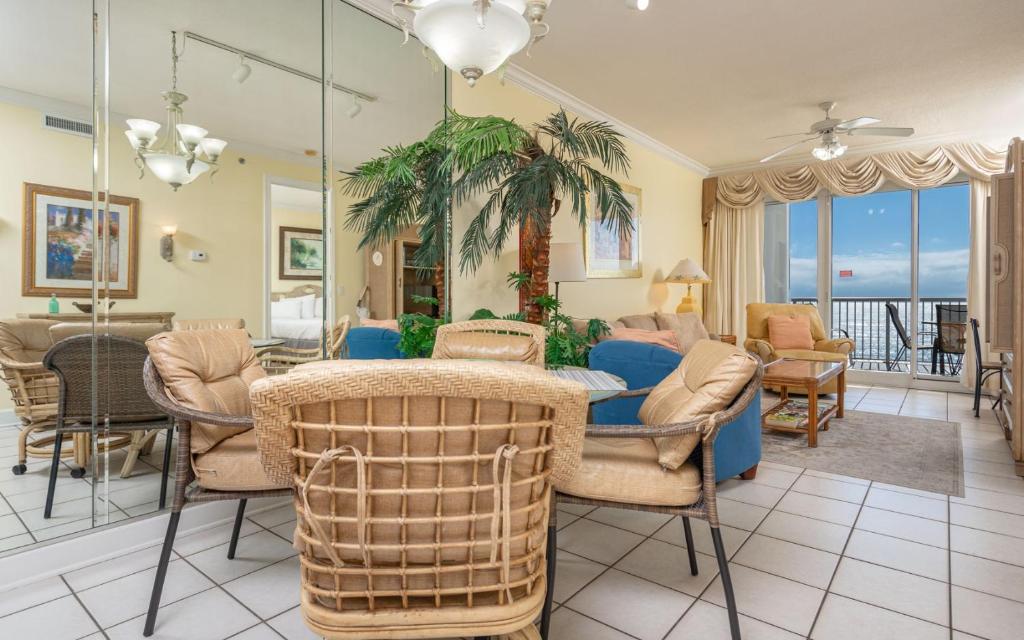 Χώρος καθιστικού στο Island Royale 404 condo
