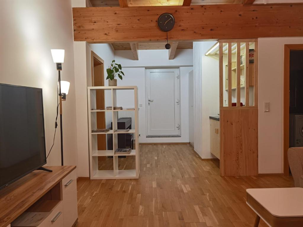 TV a/nebo společenská místnost v ubytování BeeHome Apartment