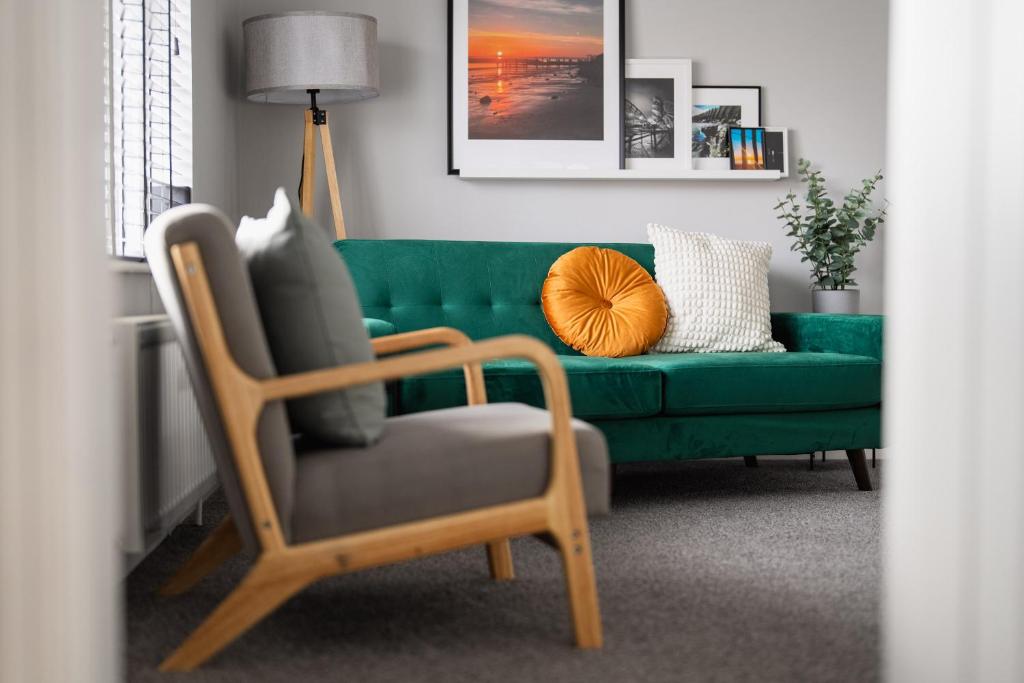 克利索普斯的住宿－William Street Apartment，客厅配有绿色沙发和椅子