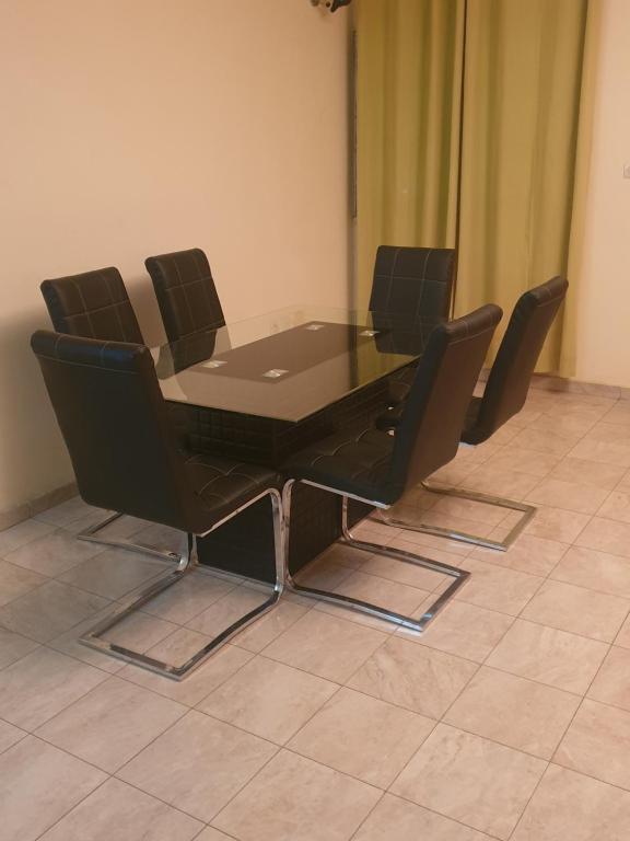 uma mesa de conferências e cadeiras numa sala em Appart. For you N° 1. Douala Logpom sur le goudron em Douala