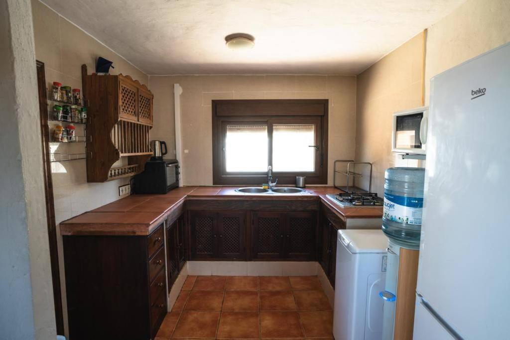 małą kuchnię ze zlewem i oknem w obiekcie Casa Mangueta w mieście El Palmar