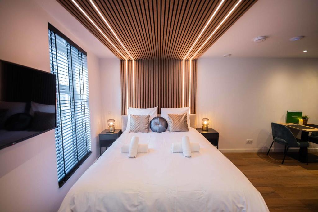 Katil atau katil-katil dalam bilik di Luxurious 35m2 Designer Studio