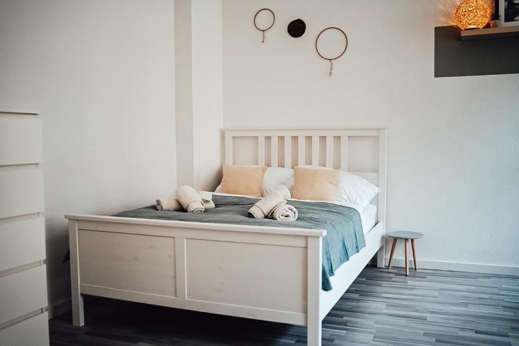 sypialnia z łóżkiem z dwoma pluszakami w obiekcie Fewostaeps- Moderne Unterkunft, zentrumsnah w mieście Plauen