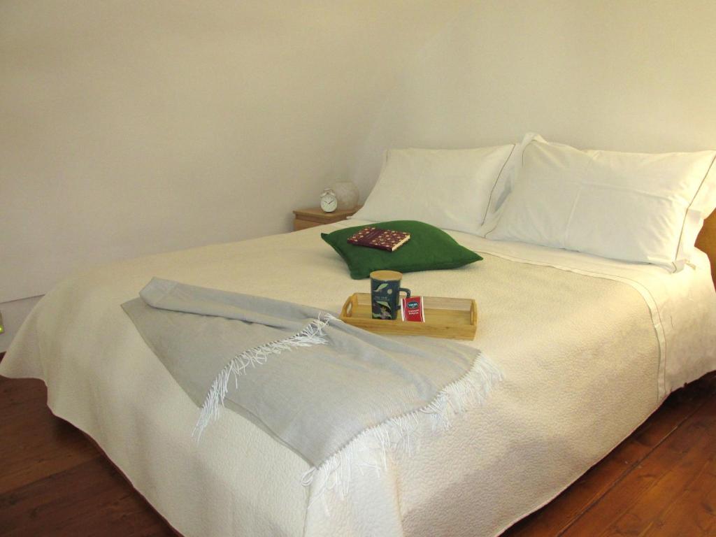 ein weißes Bett mit einem Tablett darüber in der Unterkunft La casa di Archita in Mottola