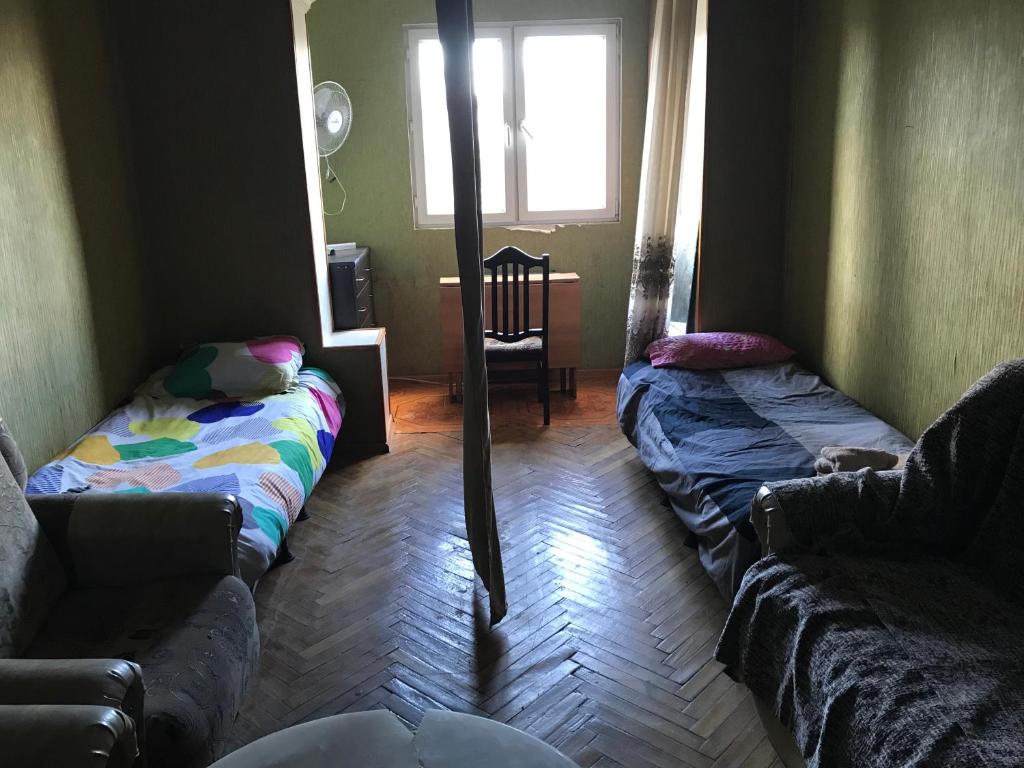 T9B hostel tesisinde bir odada yatak veya yataklar