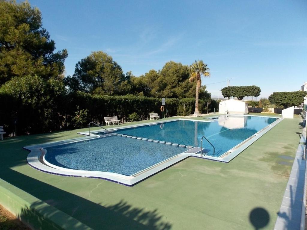 una gran piscina en un patio con árboles en Corinto 2428, en La Mata