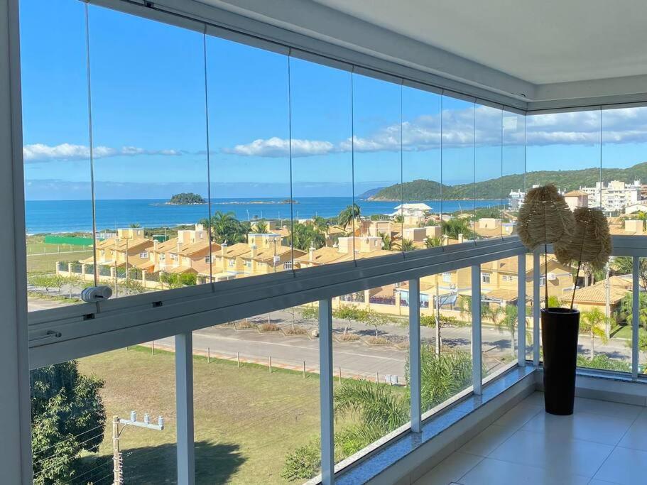um quarto amplo com vista para o oceano em Apartamento com vista ampla para o mar. em Governador Celso Ramos