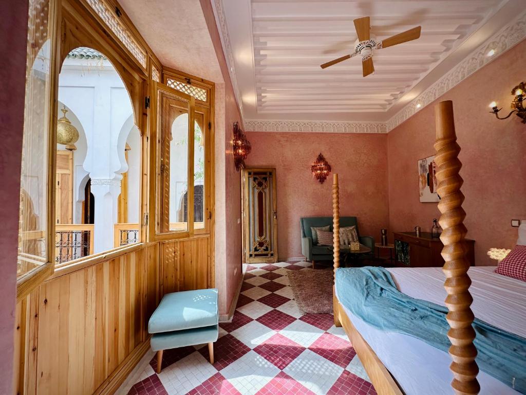 Postel nebo postele na pokoji v ubytování Riad LallaBaya