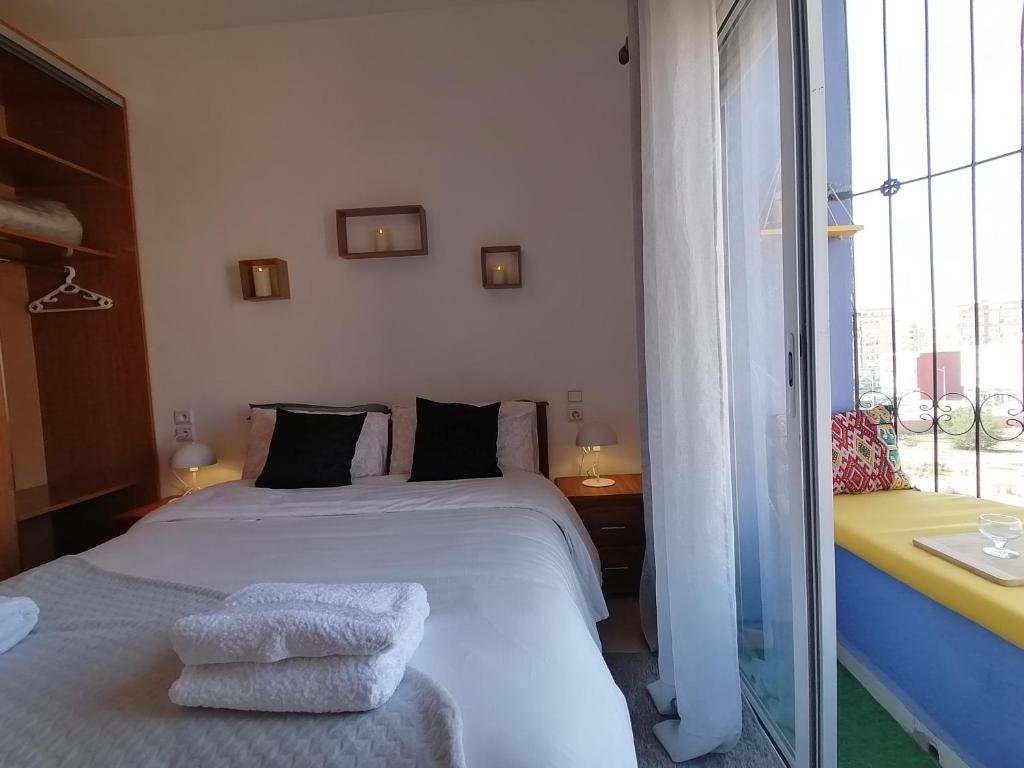 ein Schlafzimmer mit einem Bett mit zwei Handtüchern darauf in der Unterkunft Light appartement in Agadir