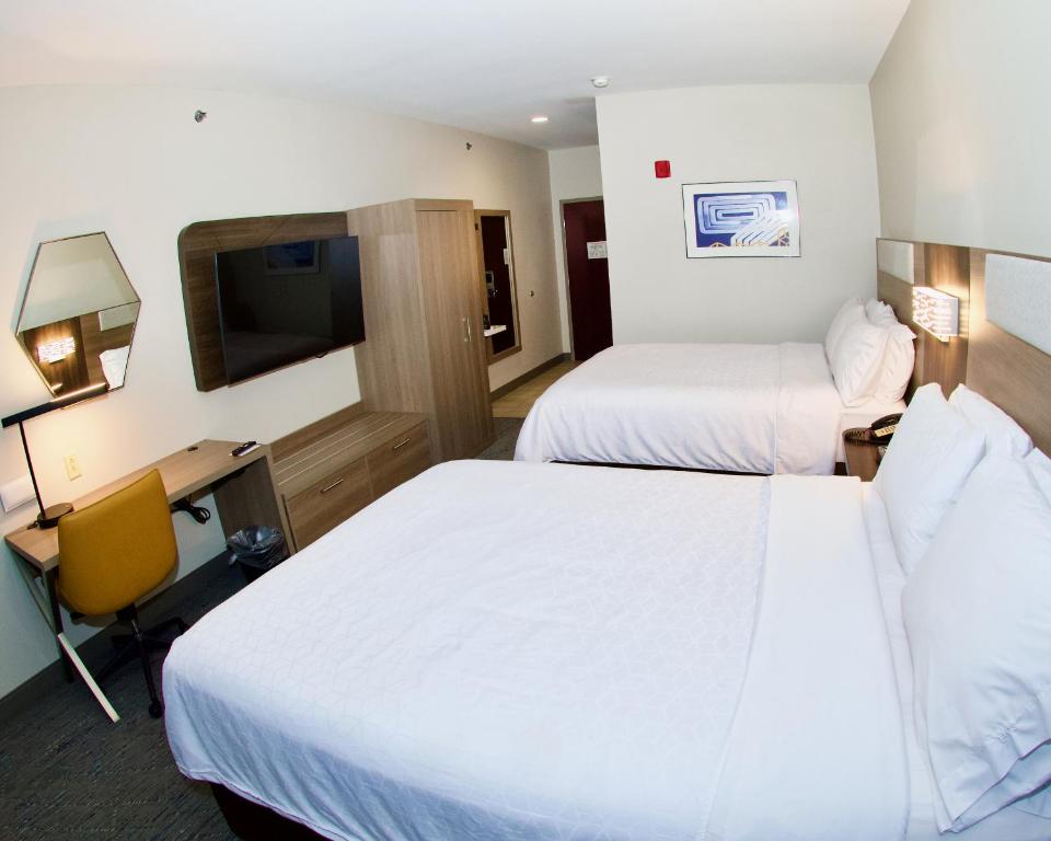 Holiday Inn Express Hotel & Suites St. Charles by IHG photo