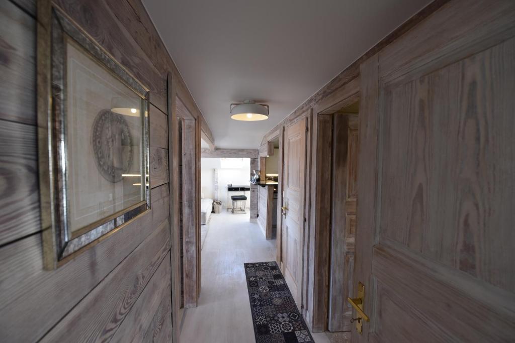 un couloir avec des murs en bois et une photo sur le mur dans l'établissement Appartement cosy avec vue à Montana, 