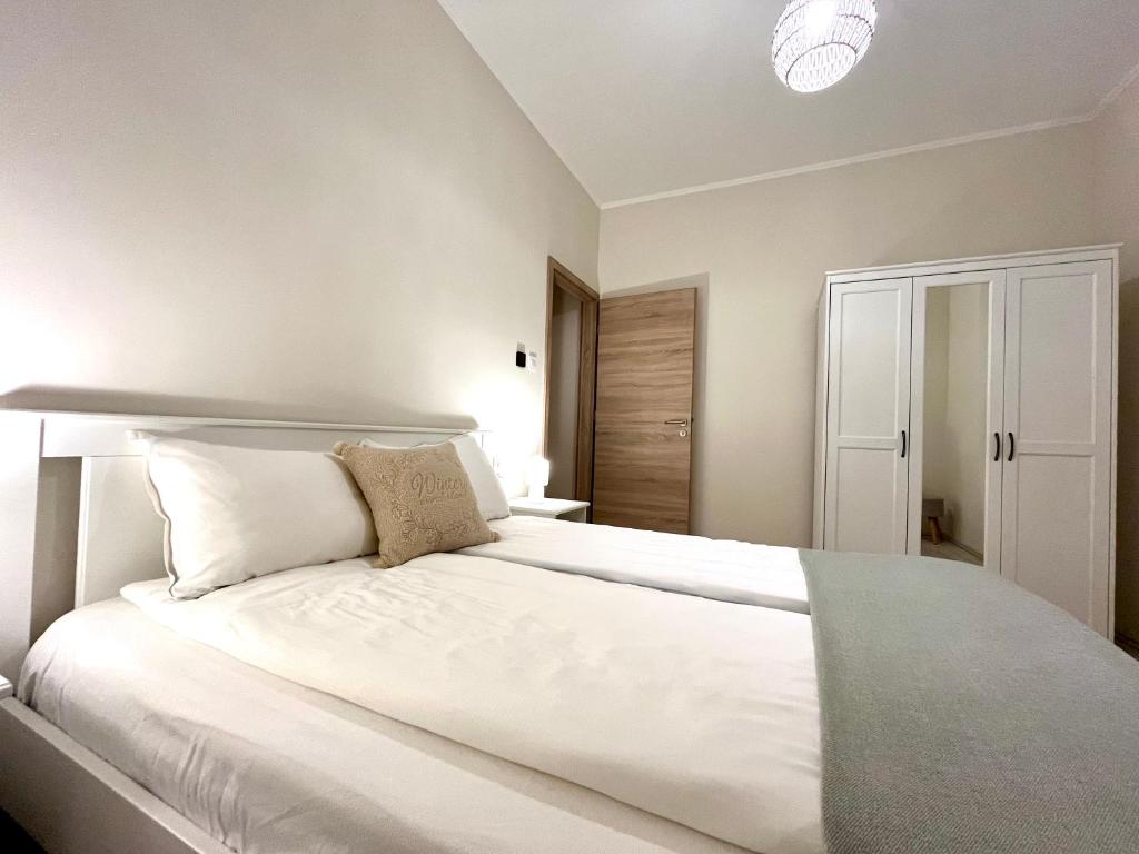 Łóżko lub łóżka w pokoju w obiekcie Vörösmarty apartmanház