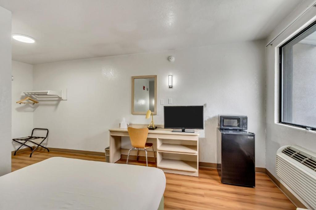 TV a/nebo společenská místnost v ubytování Motel 6 Ogden, UT- Downtown
