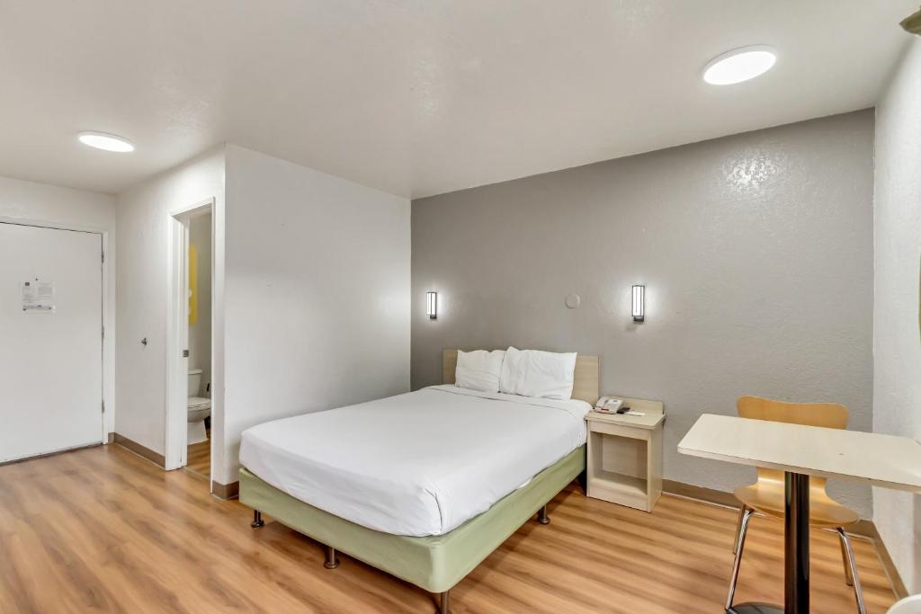 Postel nebo postele na pokoji v ubytování Motel 6 Ogden, UT- Downtown