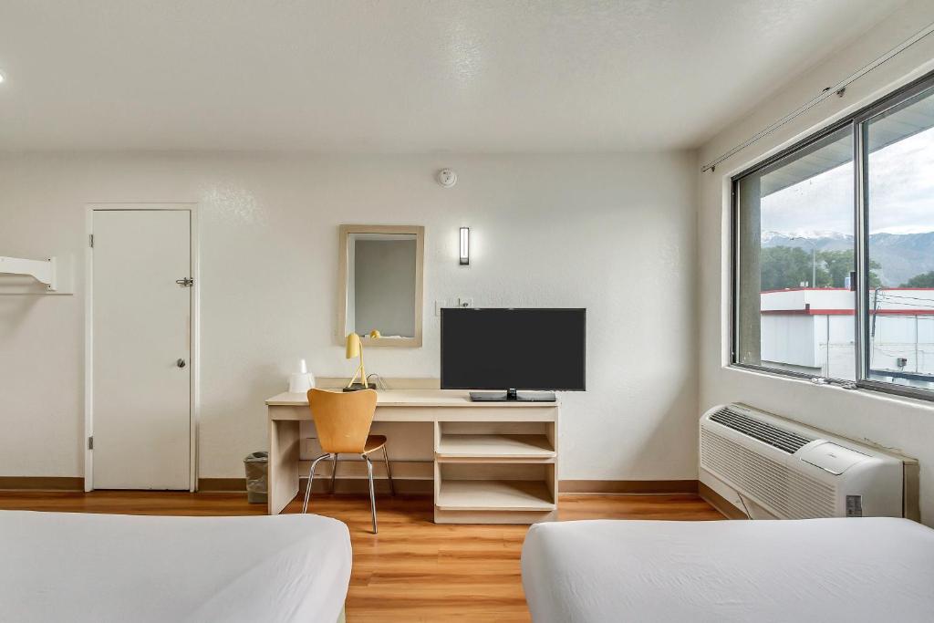 TV a/nebo společenská místnost v ubytování Motel 6 Ogden, UT- Downtown