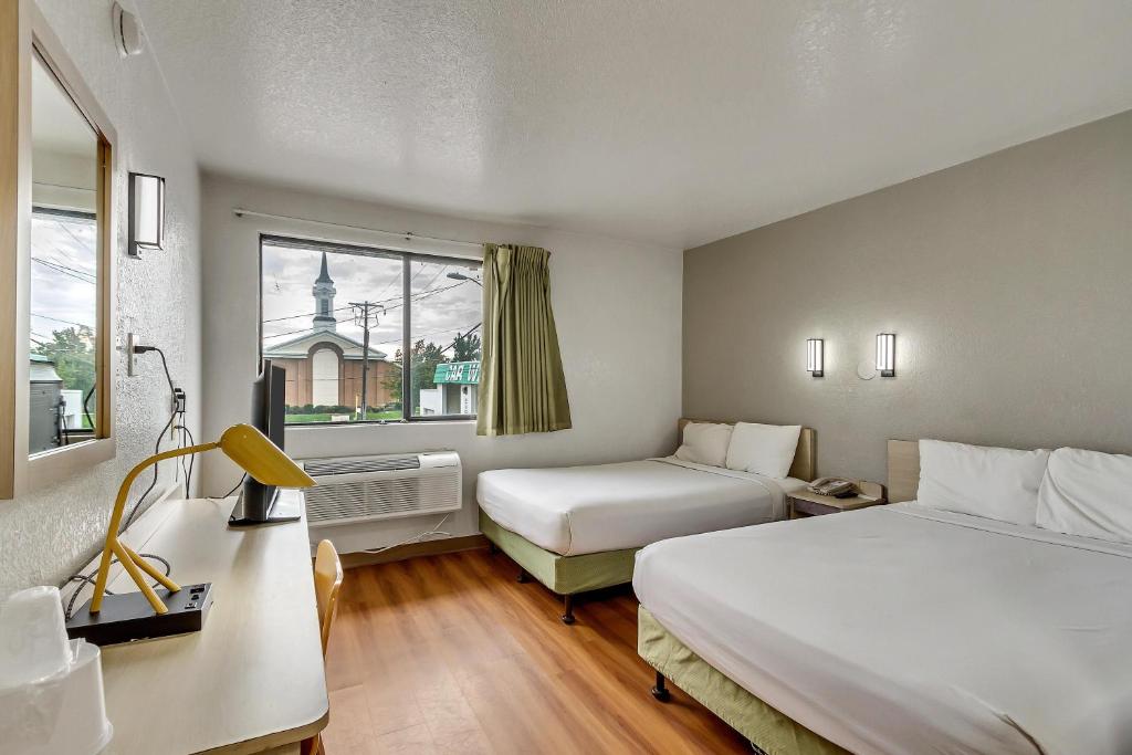 Postel nebo postele na pokoji v ubytování Motel 6 Ogden, UT- Downtown