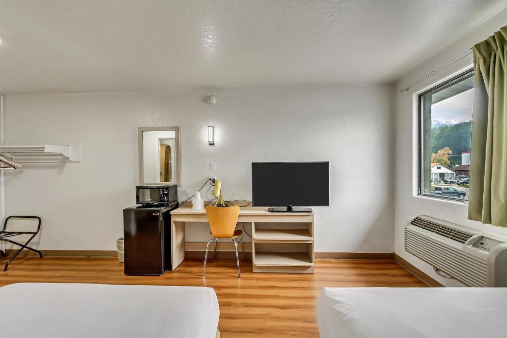TV a/nebo společenská místnost v ubytování Motel 6 Ogden, UT- Downtown