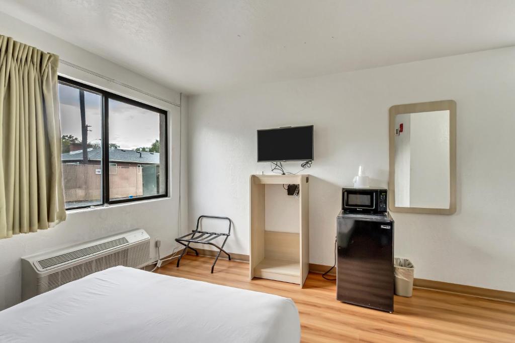 TV a/nebo společenská místnost v ubytování Motel 6 Ogden, UT- Downtown