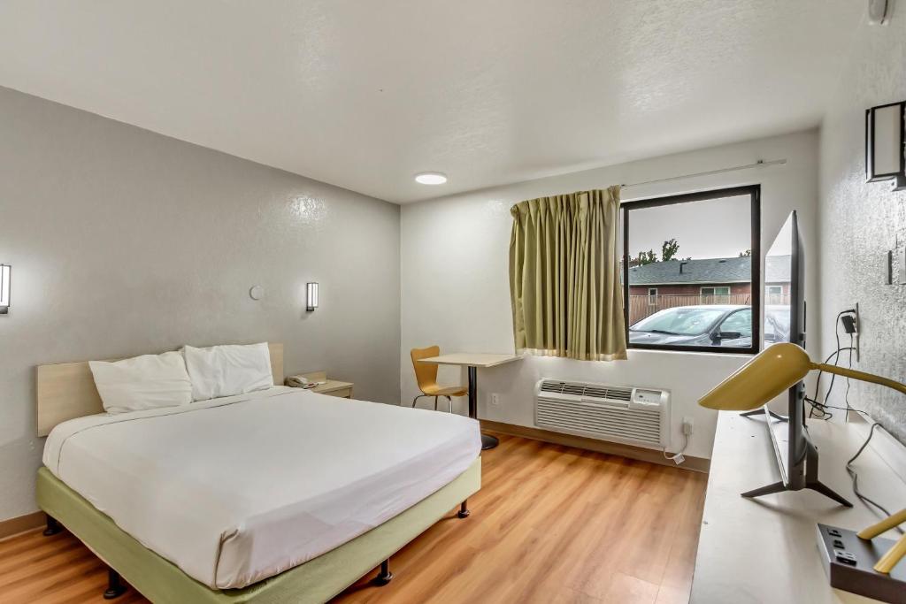Postel nebo postele na pokoji v ubytování Motel 6 Ogden, UT- Downtown
